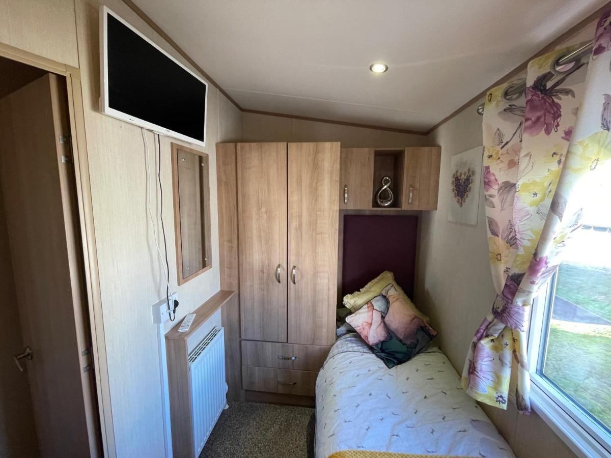 Lakeside Retreat 2 With Hot Tub, Private Fishing Peg Situated At Tattershall Lakes Country Park Екстериор снимка