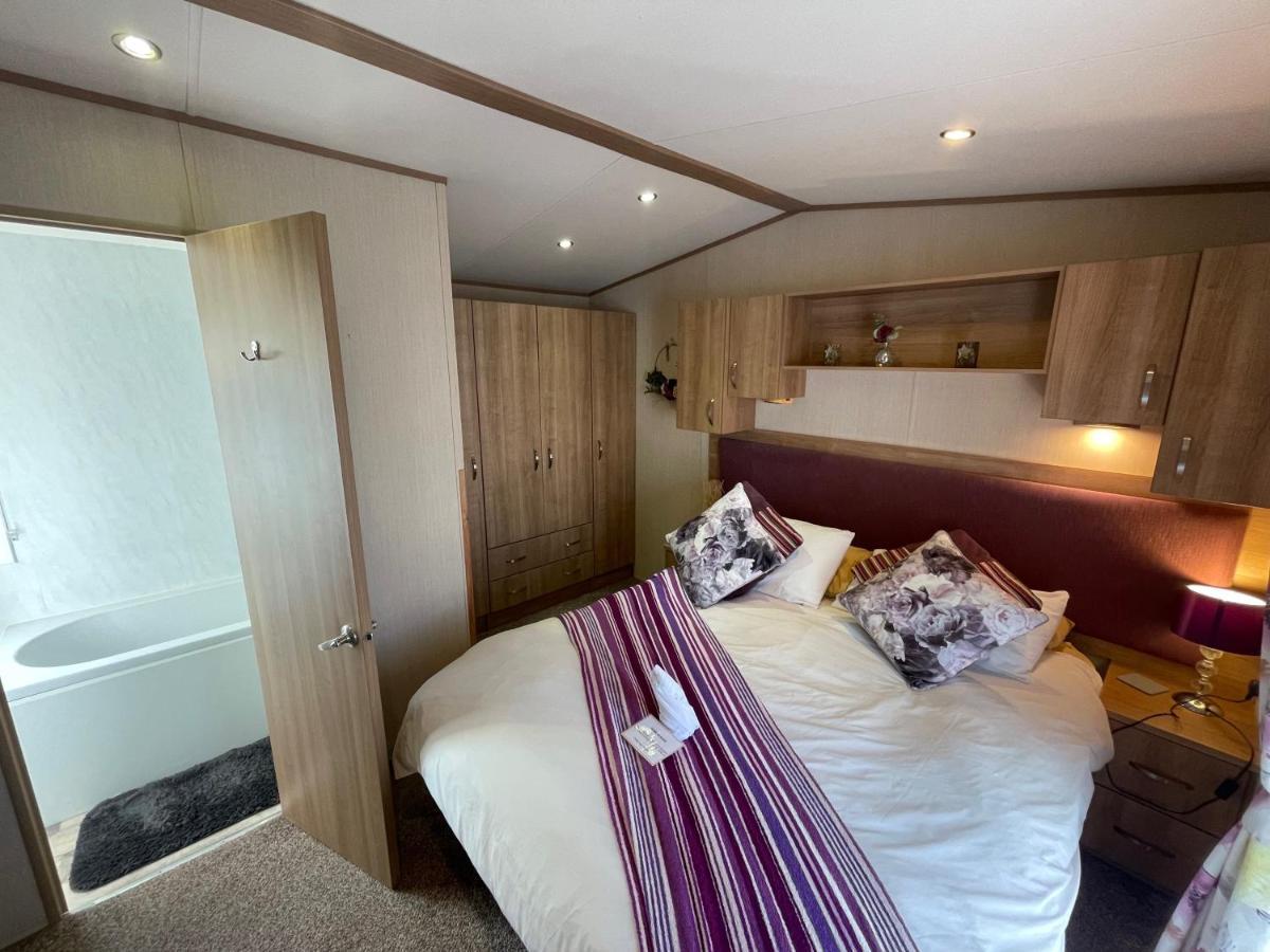 Lakeside Retreat 2 With Hot Tub, Private Fishing Peg Situated At Tattershall Lakes Country Park Екстериор снимка
