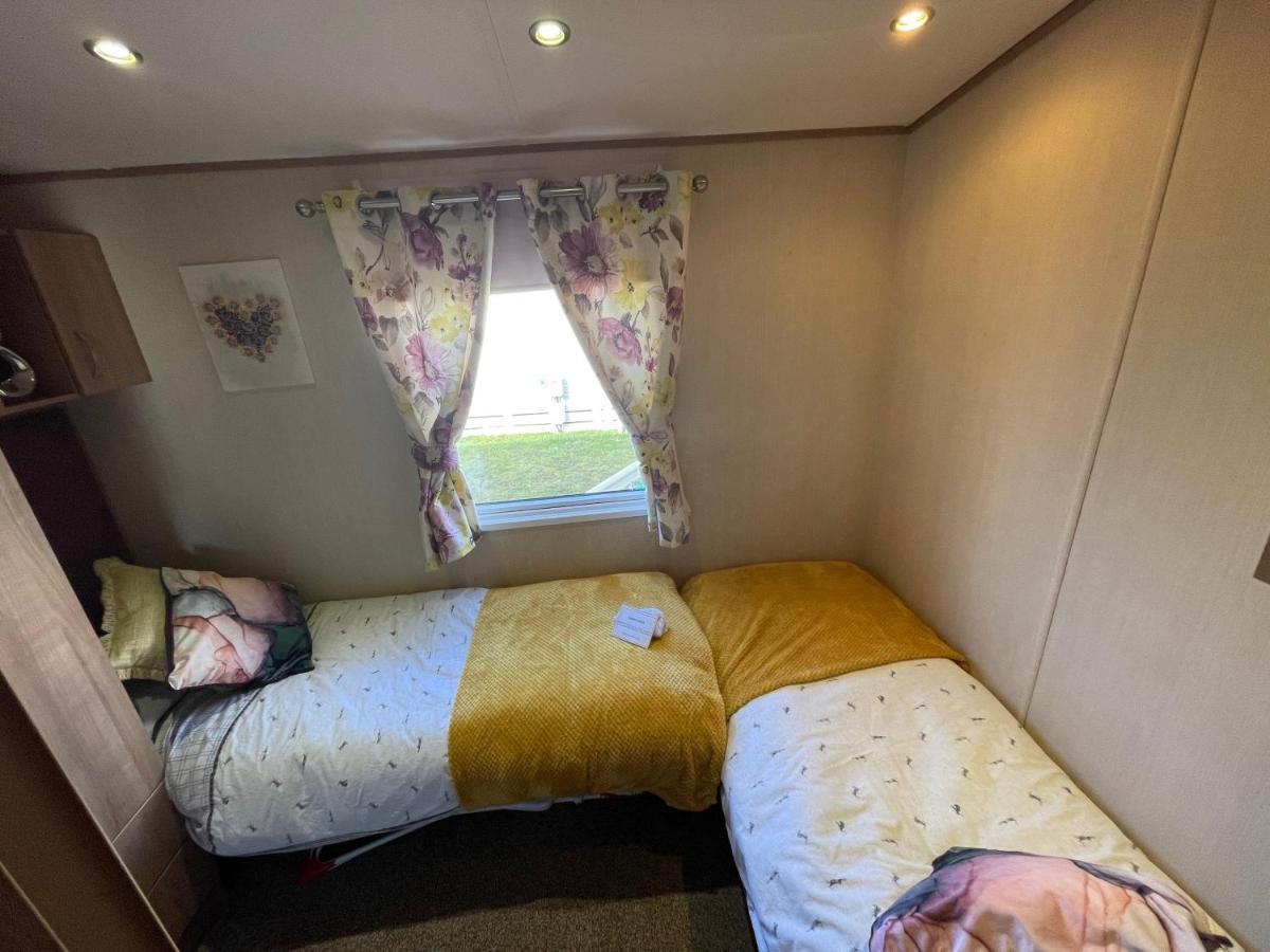 Lakeside Retreat 2 With Hot Tub, Private Fishing Peg Situated At Tattershall Lakes Country Park Екстериор снимка