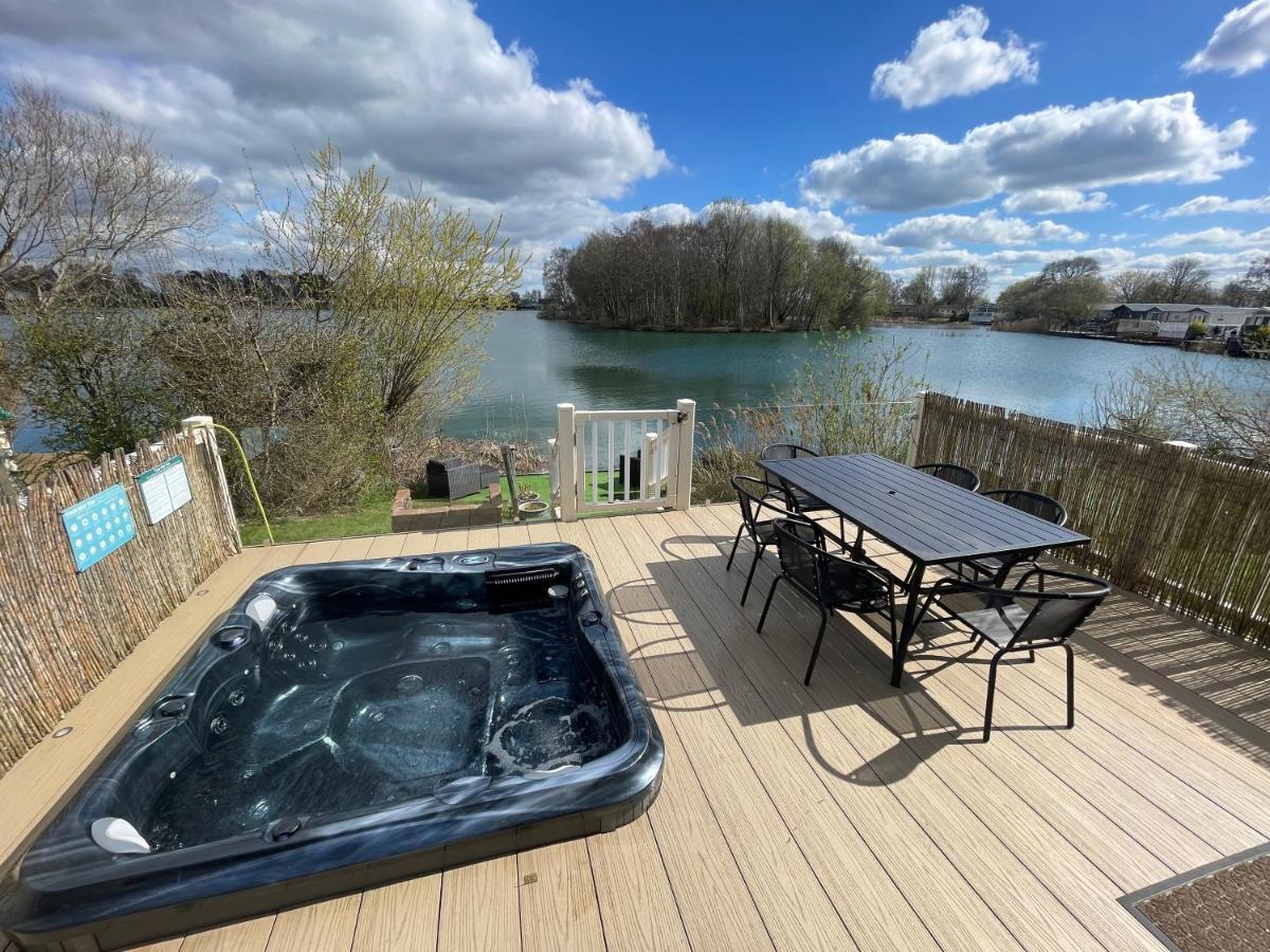 Lakeside Retreat 2 With Hot Tub, Private Fishing Peg Situated At Tattershall Lakes Country Park Екстериор снимка