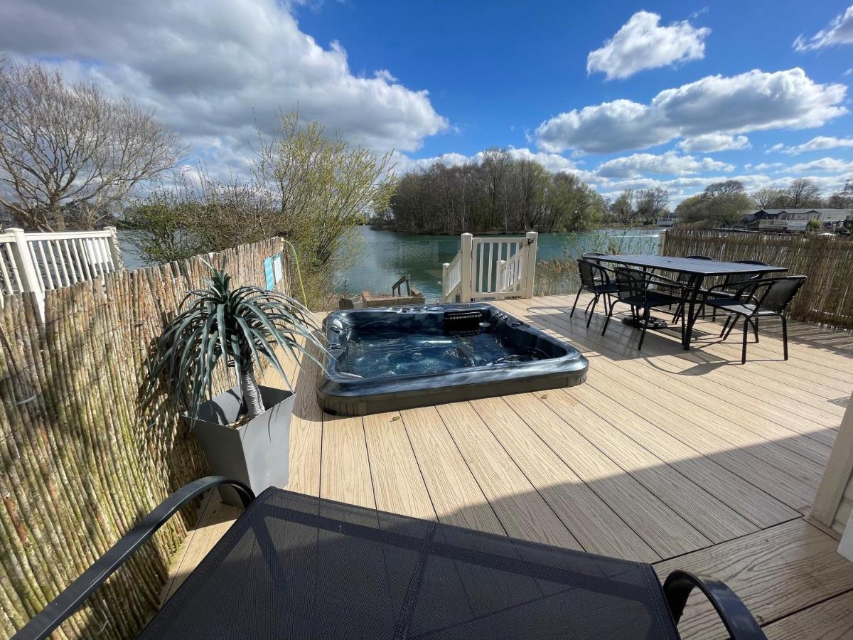 Lakeside Retreat 2 With Hot Tub, Private Fishing Peg Situated At Tattershall Lakes Country Park Екстериор снимка