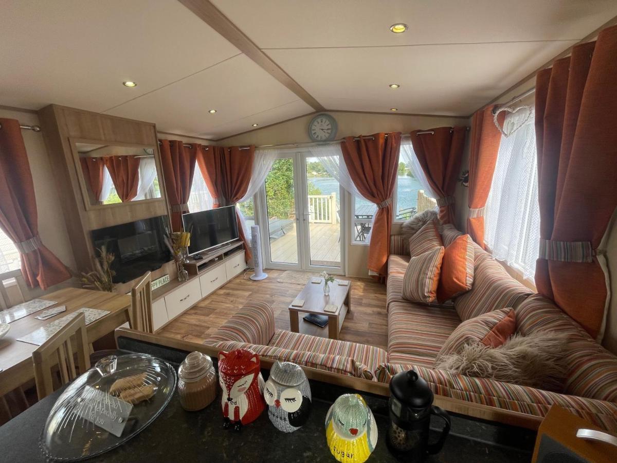 Lakeside Retreat 2 With Hot Tub, Private Fishing Peg Situated At Tattershall Lakes Country Park Екстериор снимка