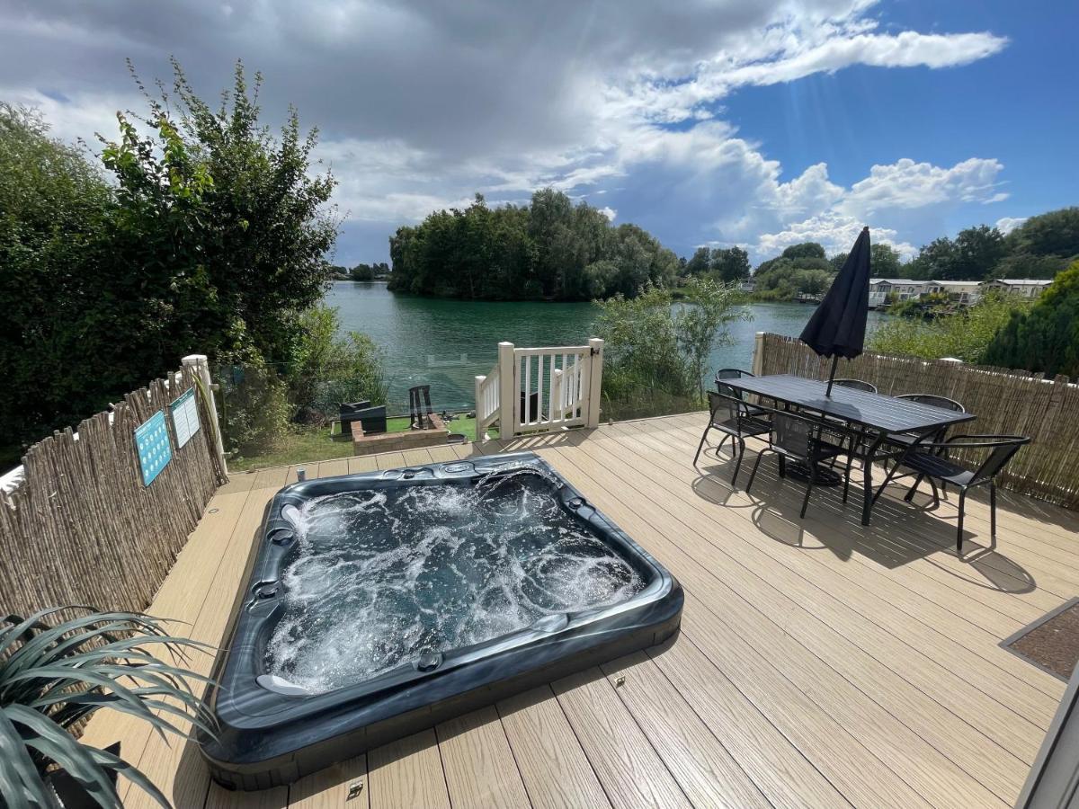 Lakeside Retreat 2 With Hot Tub, Private Fishing Peg Situated At Tattershall Lakes Country Park Екстериор снимка