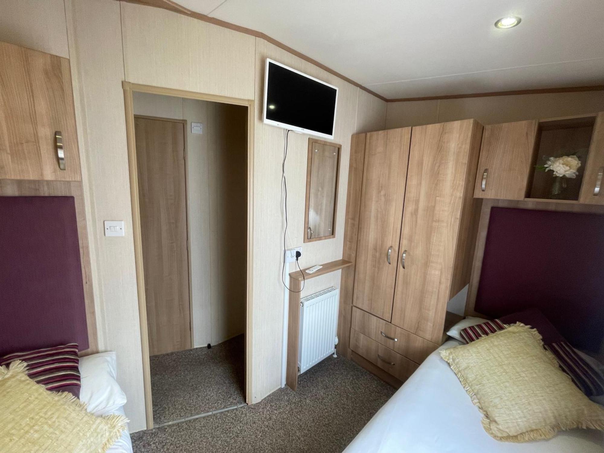 Lakeside Retreat 2 With Hot Tub, Private Fishing Peg Situated At Tattershall Lakes Country Park Екстериор снимка