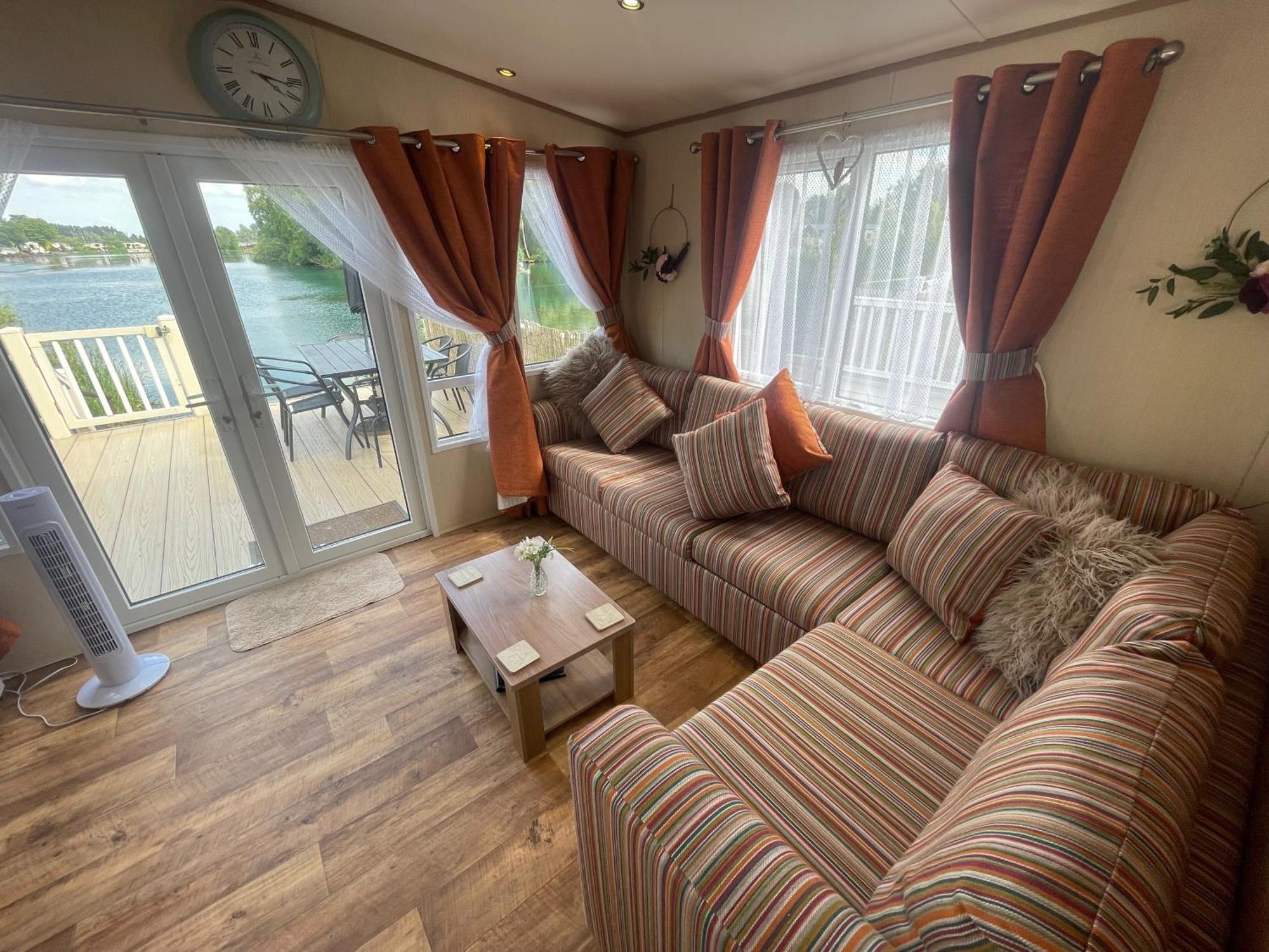 Lakeside Retreat 2 With Hot Tub, Private Fishing Peg Situated At Tattershall Lakes Country Park Екстериор снимка