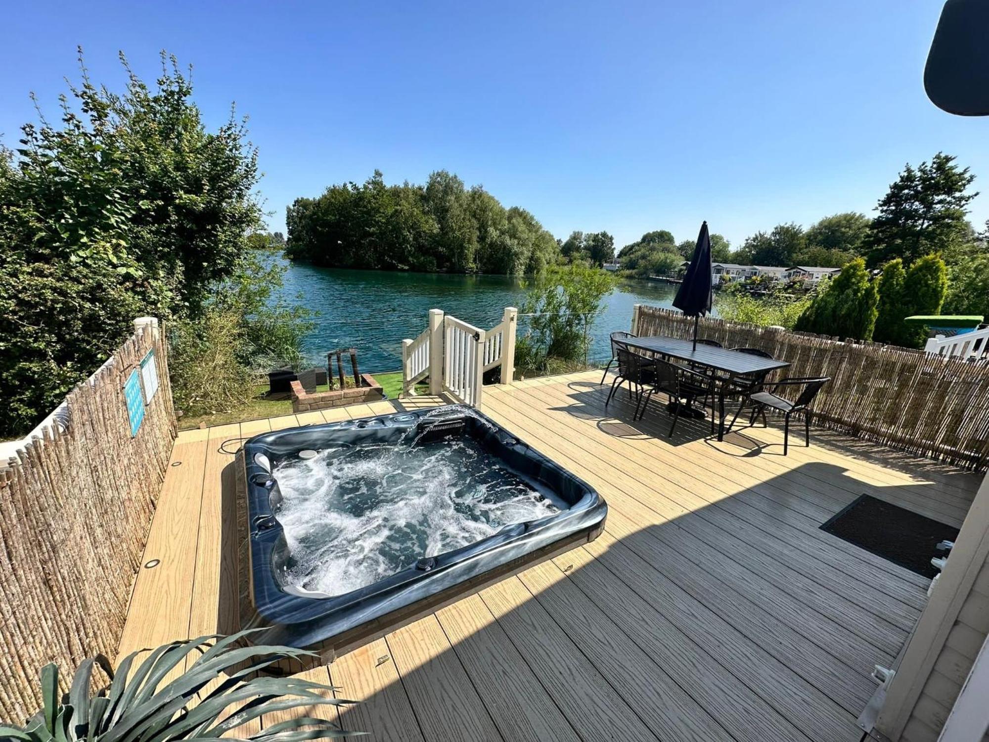 Lakeside Retreat 2 With Hot Tub, Private Fishing Peg Situated At Tattershall Lakes Country Park Екстериор снимка