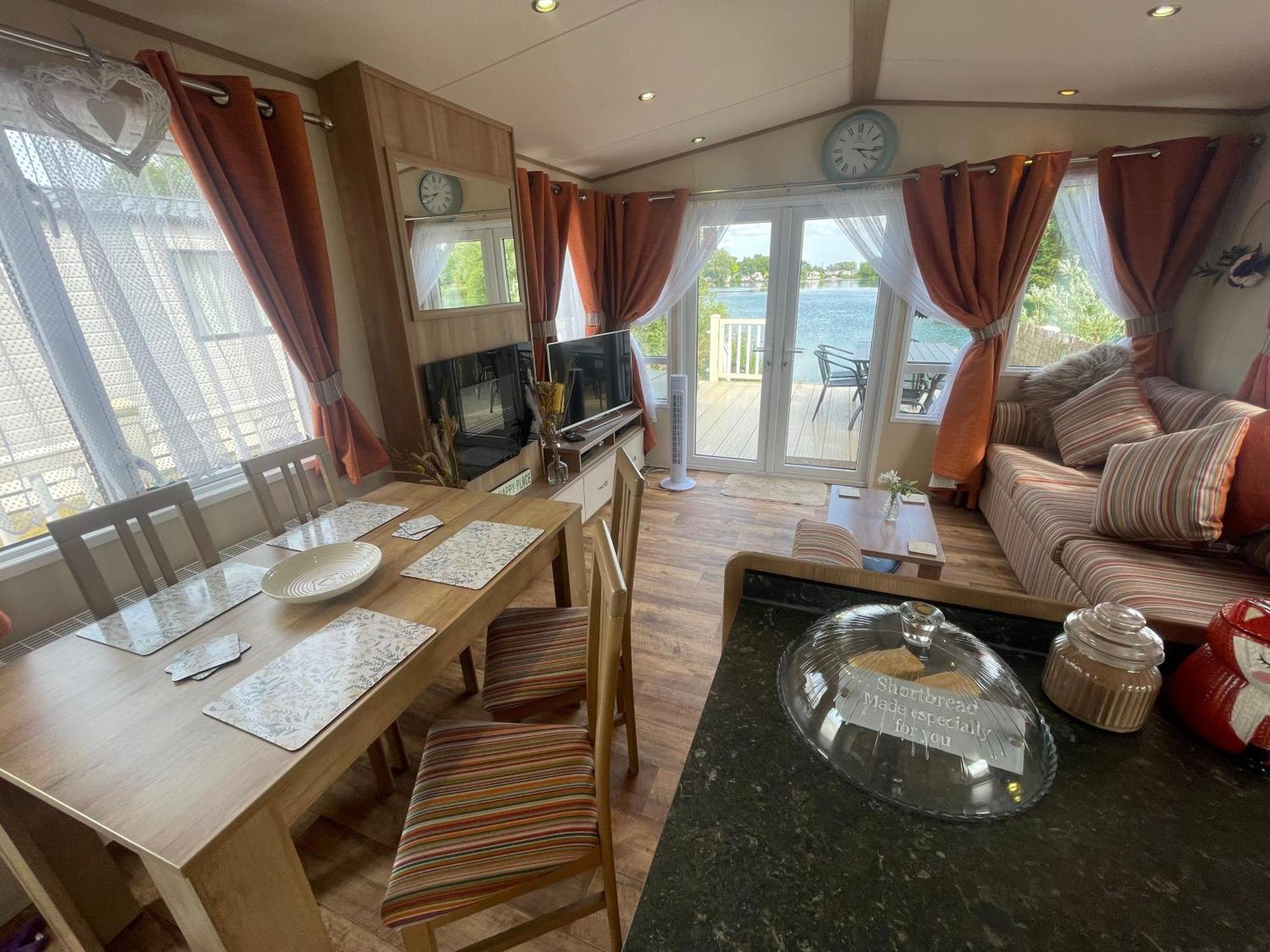 Lakeside Retreat 2 With Hot Tub, Private Fishing Peg Situated At Tattershall Lakes Country Park Екстериор снимка