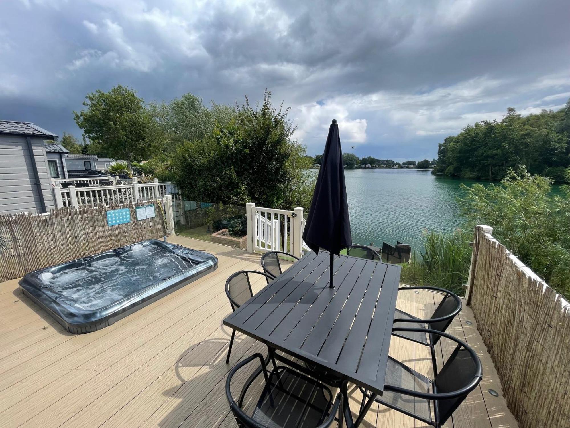 Lakeside Retreat 2 With Hot Tub, Private Fishing Peg Situated At Tattershall Lakes Country Park Екстериор снимка