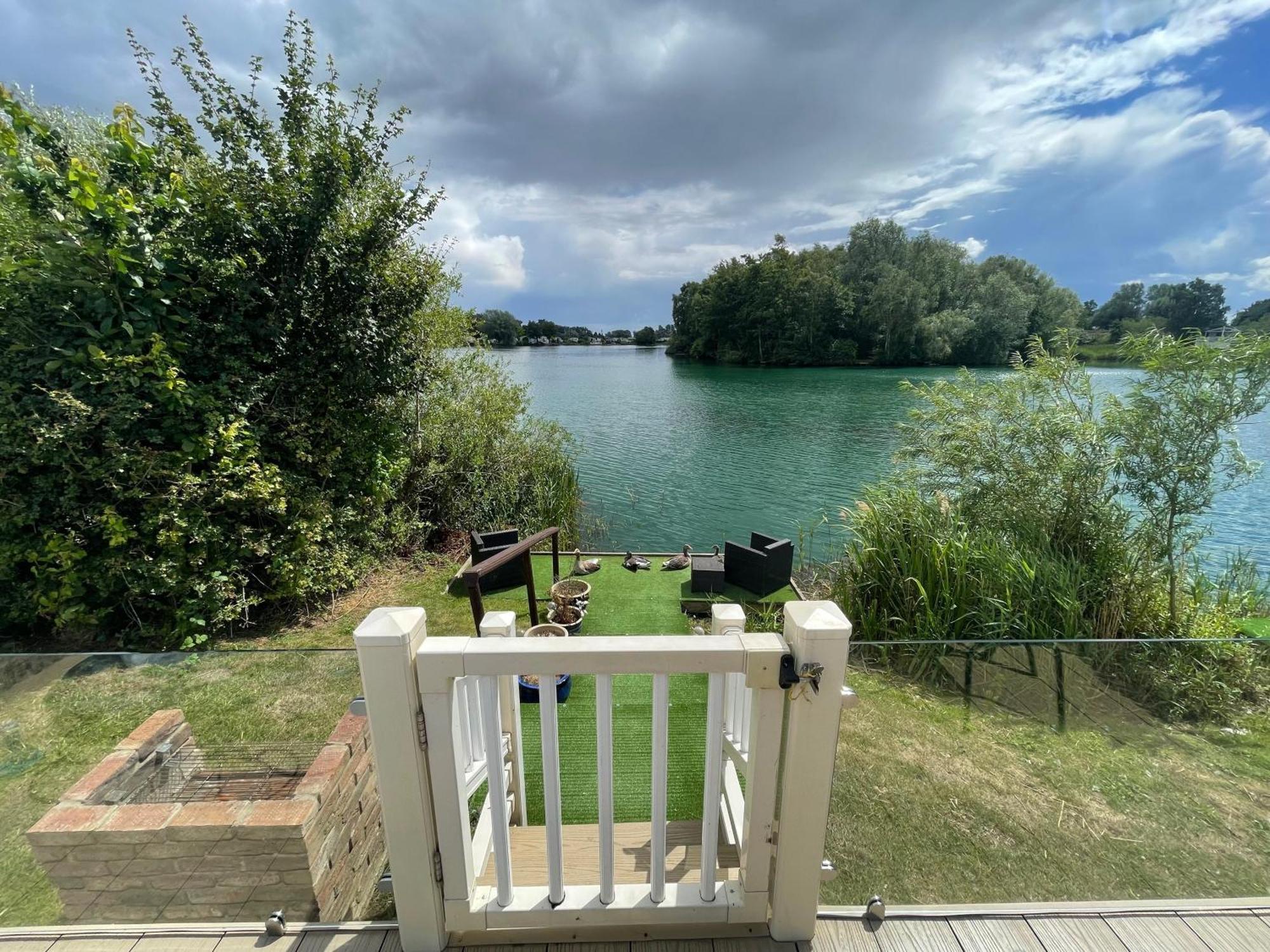 Lakeside Retreat 2 With Hot Tub, Private Fishing Peg Situated At Tattershall Lakes Country Park Екстериор снимка