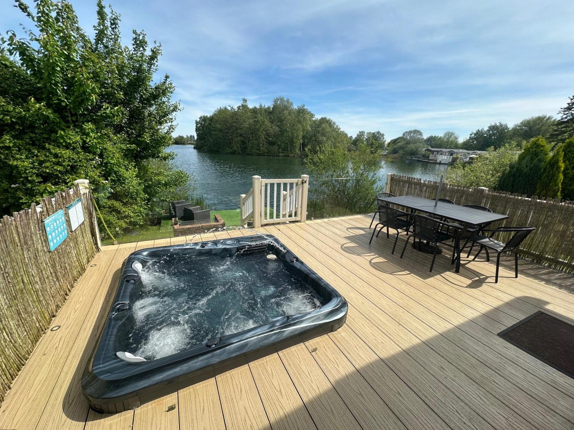 Lakeside Retreat 2 With Hot Tub, Private Fishing Peg Situated At Tattershall Lakes Country Park Екстериор снимка