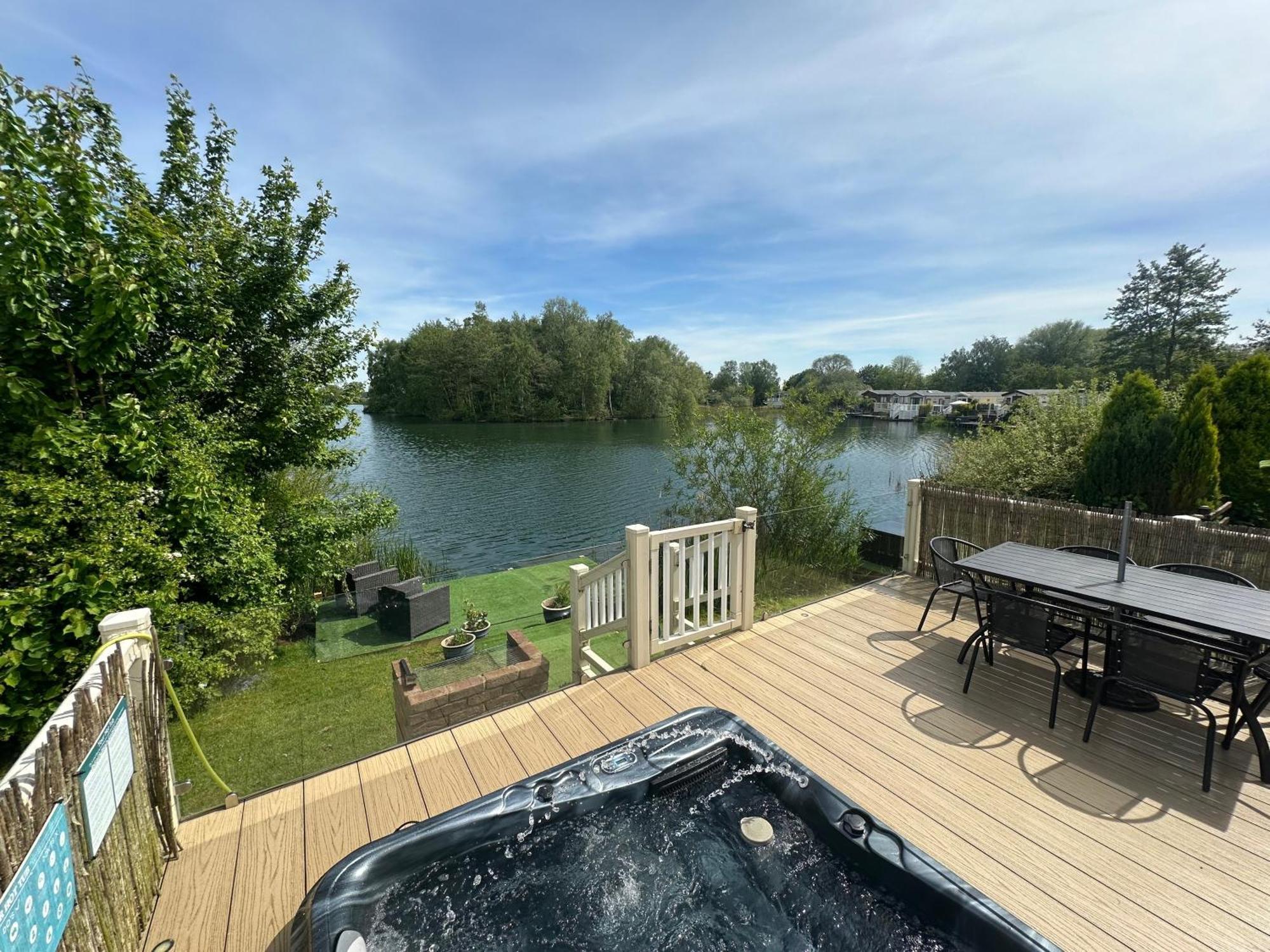 Lakeside Retreat 2 With Hot Tub, Private Fishing Peg Situated At Tattershall Lakes Country Park Екстериор снимка